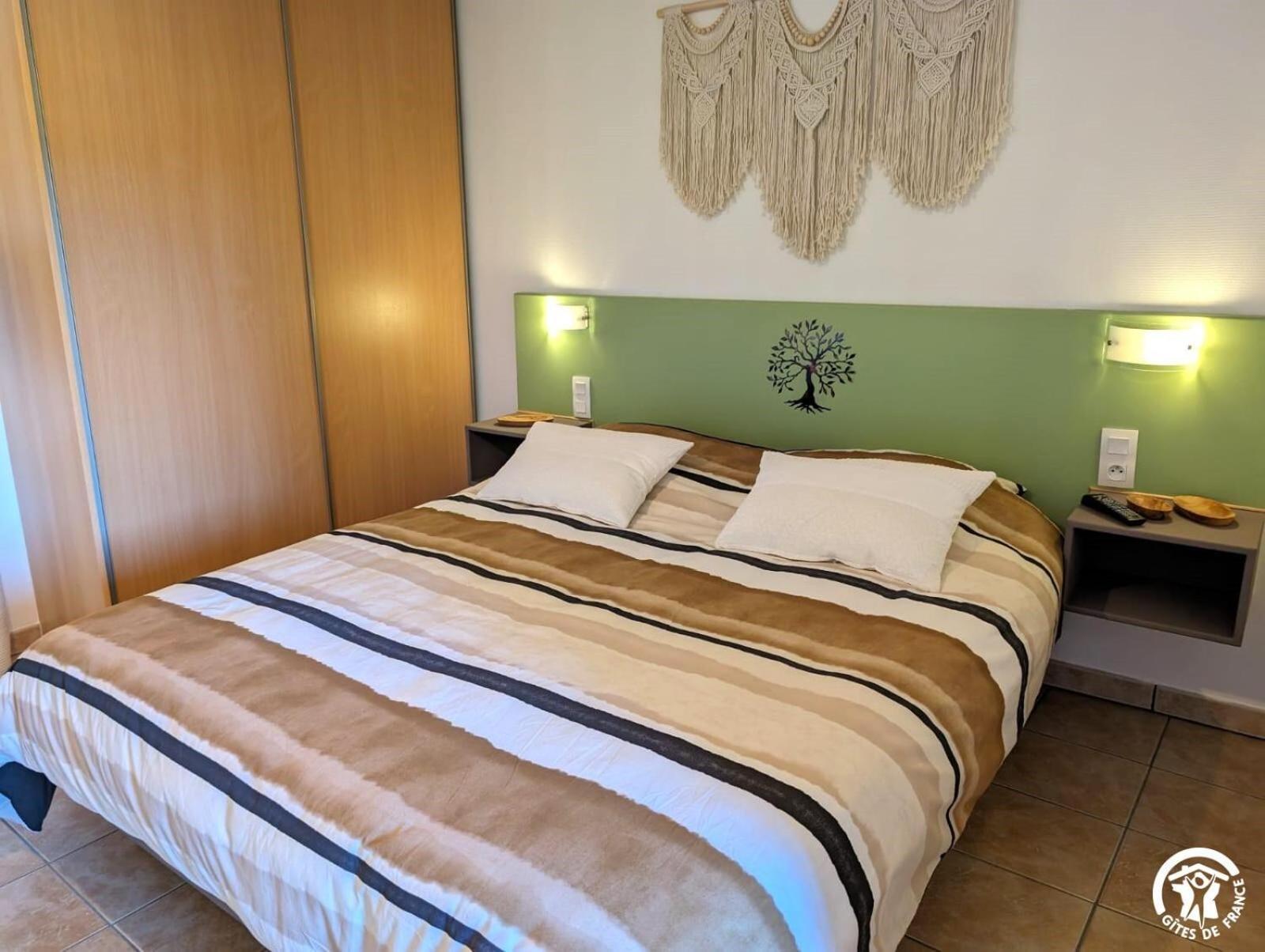 Bed and Breakfast La Maison Millesime La Caunette Exterior foto